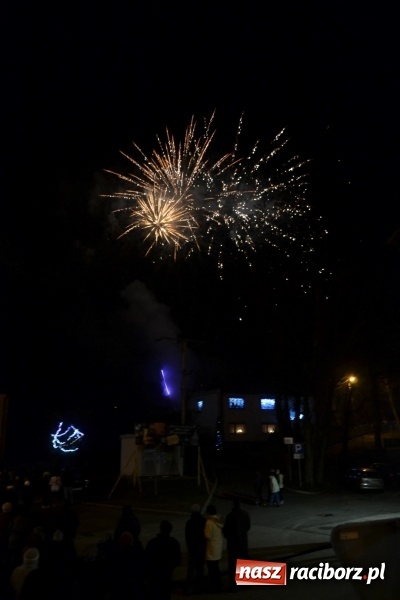 Zdjęcie w galerii na portalu naszraciborz.pl: Piękny pokaz fajerwerków na finał kiermaszu bożonarodzeniowego w Krzyżanowicach wiadomości z regionu