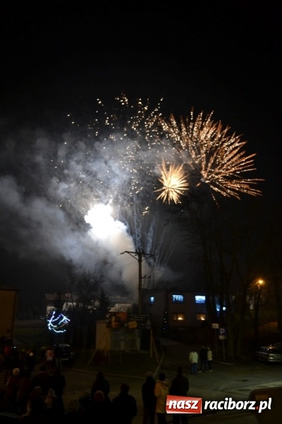 Zdjęcie w galerii na portalu naszraciborz.pl: Piękny pokaz fajerwerków na finał kiermaszu bożonarodzeniowego w Krzyżanowicach wiadomości z regionu