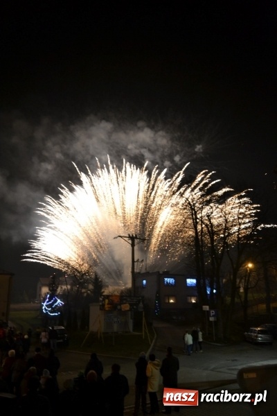 Zdjęcie w galerii na portalu naszraciborz.pl: Piękny pokaz fajerwerków na finał kiermaszu bożonarodzeniowego w Krzyżanowicach wiadomości z regionu