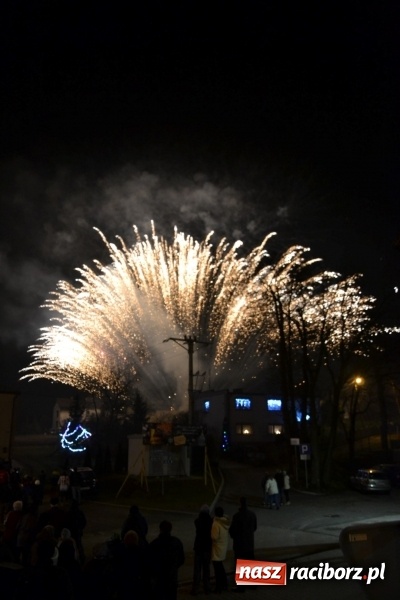 Zdjęcie w galerii na portalu naszraciborz.pl: Piękny pokaz fajerwerków na finał kiermaszu bożonarodzeniowego w Krzyżanowicach wiadomości z regionu