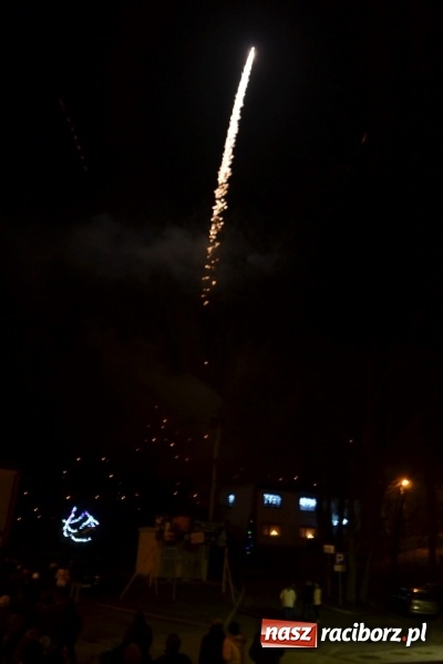 Zdjęcie w galerii na portalu naszraciborz.pl: Piękny pokaz fajerwerków na finał kiermaszu bożonarodzeniowego w Krzyżanowicach wiadomości z regionu