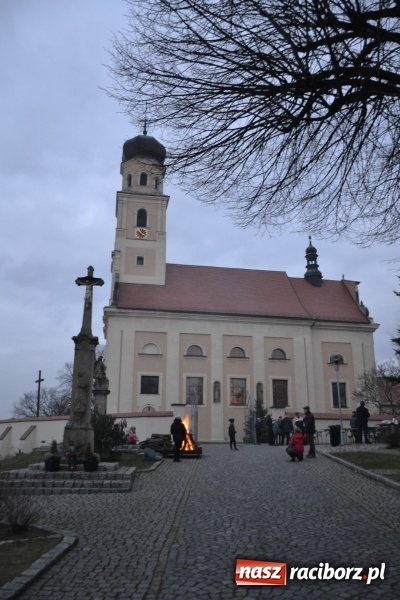 Zdjęcie w galerii na portalu naszraciborz.pl: Grzaniec, ognisko, pierniki i fajerwerki. Tworków gotowy na Boże Narodzenie  wiadomości z regionu