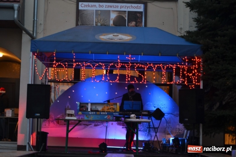 Zdjęcie w galerii na portalu naszraciborz.pl: Grzaniec, ognisko, pierniki i fajerwerki. Tworków gotowy na Boże Narodzenie  wiadomości z regionu