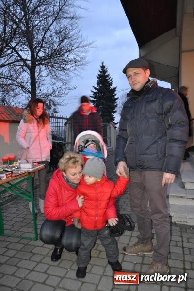 Zdjęcie w galerii na portalu naszraciborz.pl: Grzaniec, ognisko, pierniki i fajerwerki. Tworków gotowy na Boże Narodzenie  wiadomości z regionu