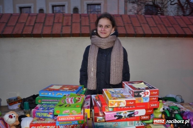 Zdjęcie w galerii na portalu naszraciborz.pl: Grzaniec, ognisko, pierniki i fajerwerki. Tworków gotowy na Boże Narodzenie  wiadomości z regionu