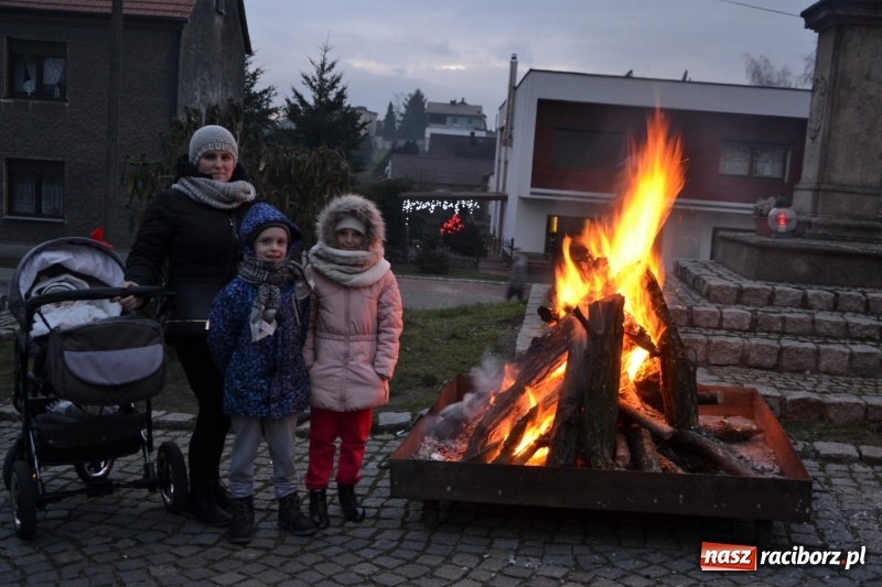 Zdjęcie w galerii na portalu naszraciborz.pl: Grzaniec, ognisko, pierniki i fajerwerki. Tworków gotowy na Boże Narodzenie  wiadomości z regionu