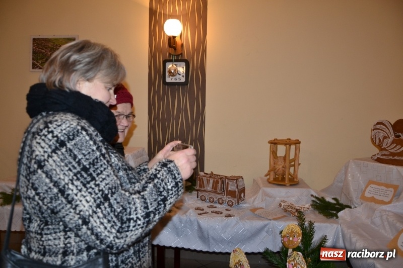 Zdjęcie w galerii na portalu naszraciborz.pl: Grzaniec, ognisko, pierniki i fajerwerki. Tworków gotowy na Boże Narodzenie  wiadomości z regionu