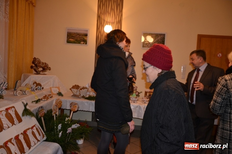 Zdjęcie w galerii na portalu naszraciborz.pl: Grzaniec, ognisko, pierniki i fajerwerki. Tworków gotowy na Boże Narodzenie  wiadomości z regionu