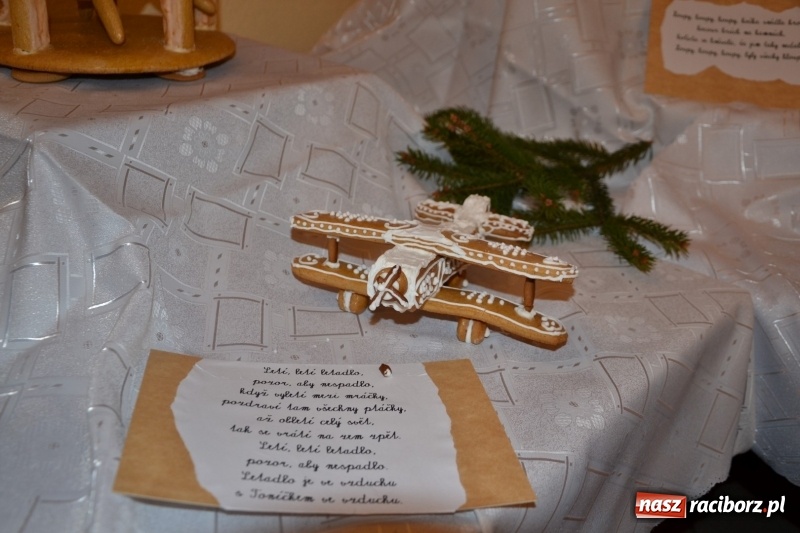 Zdjęcie w galerii na portalu naszraciborz.pl: Grzaniec, ognisko, pierniki i fajerwerki. Tworków gotowy na Boże Narodzenie  wiadomości z regionu