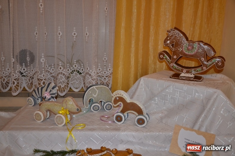 Zdjęcie w galerii na portalu naszraciborz.pl: Grzaniec, ognisko, pierniki i fajerwerki. Tworków gotowy na Boże Narodzenie  wiadomości z regionu