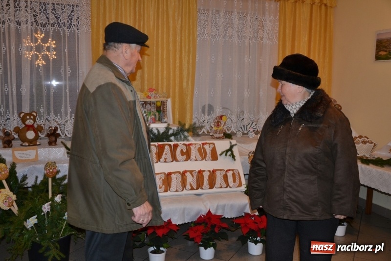 Zdjęcie w galerii na portalu naszraciborz.pl: Grzaniec, ognisko, pierniki i fajerwerki. Tworków gotowy na Boże Narodzenie  wiadomości z regionu