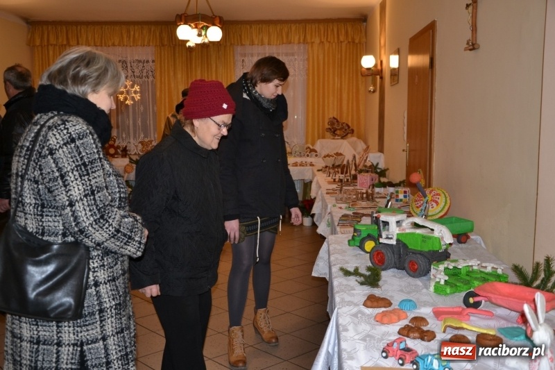 Zdjęcie w galerii na portalu naszraciborz.pl: Grzaniec, ognisko, pierniki i fajerwerki. Tworków gotowy na Boże Narodzenie  wiadomości z regionu