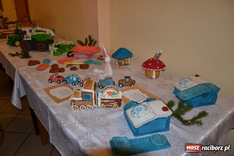 Zdjęcie w galerii na portalu naszraciborz.pl: Grzaniec, ognisko, pierniki i fajerwerki. Tworków gotowy na Boże Narodzenie  wiadomości z regionu