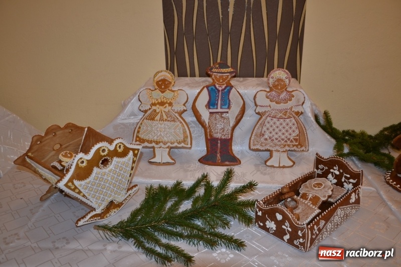 Zdjęcie w galerii na portalu naszraciborz.pl: Grzaniec, ognisko, pierniki i fajerwerki. Tworków gotowy na Boże Narodzenie  wiadomości z regionu