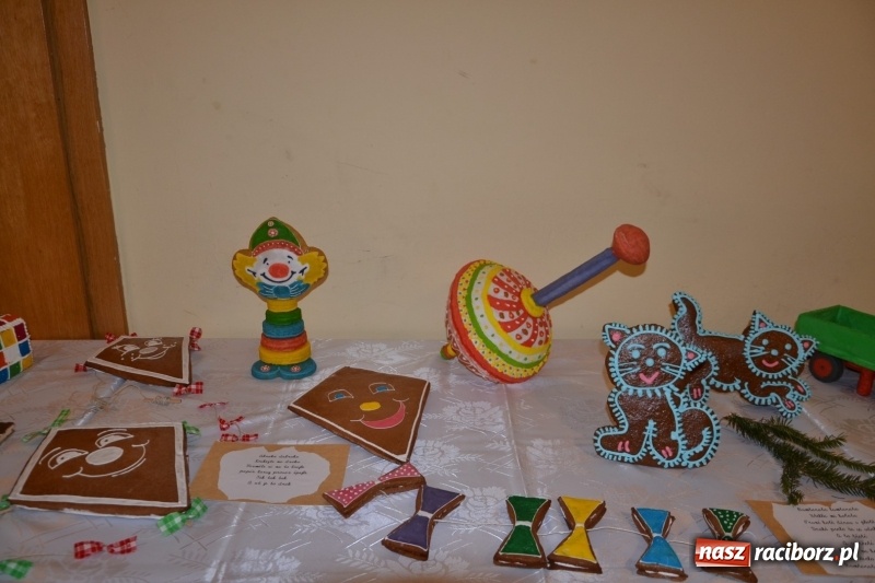 Zdjęcie w galerii na portalu naszraciborz.pl: Grzaniec, ognisko, pierniki i fajerwerki. Tworków gotowy na Boże Narodzenie  wiadomości z regionu