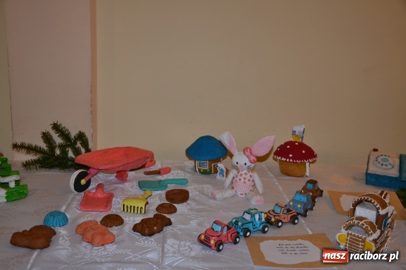 Zdjęcie w galerii na portalu naszraciborz.pl: Grzaniec, ognisko, pierniki i fajerwerki. Tworków gotowy na Boże Narodzenie  wiadomości z regionu