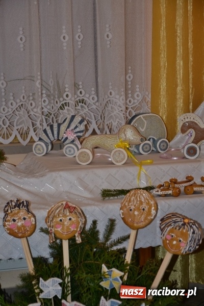 Zdjęcie w galerii na portalu naszraciborz.pl: Grzaniec, ognisko, pierniki i fajerwerki. Tworków gotowy na Boże Narodzenie  wiadomości z regionu