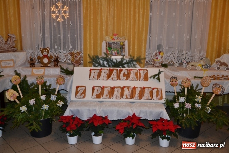 Zdjęcie w galerii na portalu naszraciborz.pl: Grzaniec, ognisko, pierniki i fajerwerki. Tworków gotowy na Boże Narodzenie  wiadomości z regionu