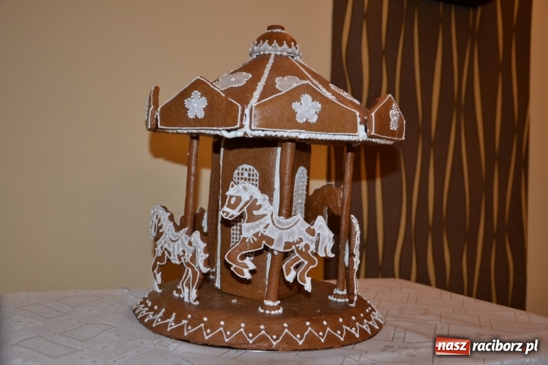 Zdjęcie w galerii na portalu naszraciborz.pl: Grzaniec, ognisko, pierniki i fajerwerki. Tworków gotowy na Boże Narodzenie  wiadomości z regionu