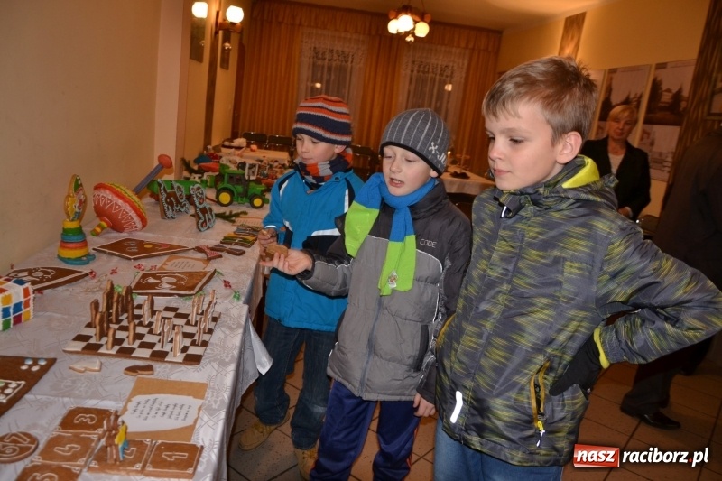 Zdjęcie w galerii na portalu naszraciborz.pl: Grzaniec, ognisko, pierniki i fajerwerki. Tworków gotowy na Boże Narodzenie  wiadomości z regionu