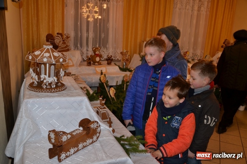 Zdjęcie w galerii na portalu naszraciborz.pl: Grzaniec, ognisko, pierniki i fajerwerki. Tworków gotowy na Boże Narodzenie  wiadomości z regionu