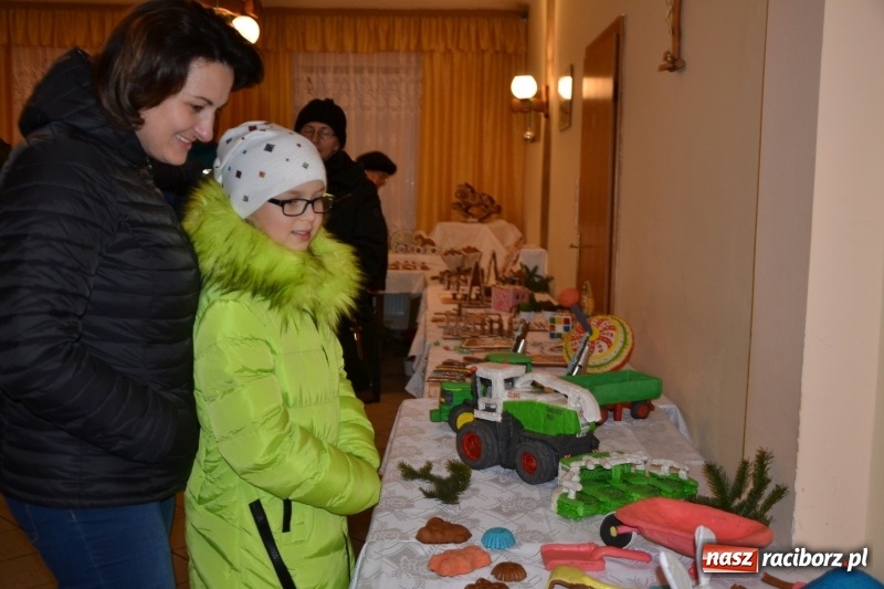 Zdjęcie w galerii na portalu naszraciborz.pl: Grzaniec, ognisko, pierniki i fajerwerki. Tworków gotowy na Boże Narodzenie  wiadomości z regionu