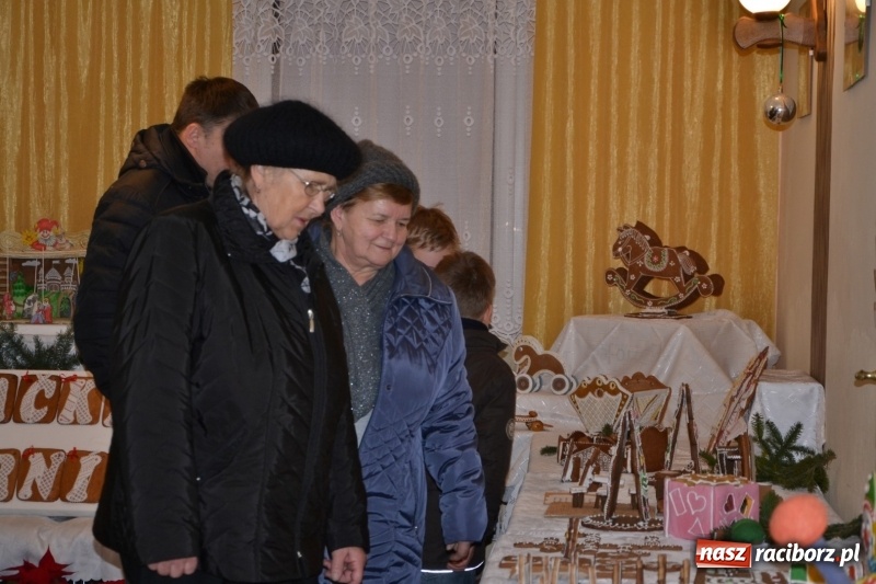 Zdjęcie w galerii na portalu naszraciborz.pl: Grzaniec, ognisko, pierniki i fajerwerki. Tworków gotowy na Boże Narodzenie  wiadomości z regionu