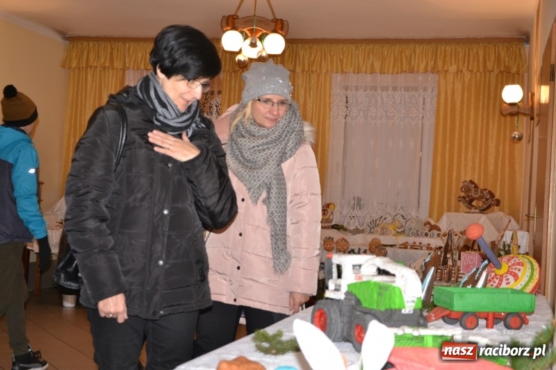 Zdjęcie w galerii na portalu naszraciborz.pl: Grzaniec, ognisko, pierniki i fajerwerki. Tworków gotowy na Boże Narodzenie  wiadomości z regionu