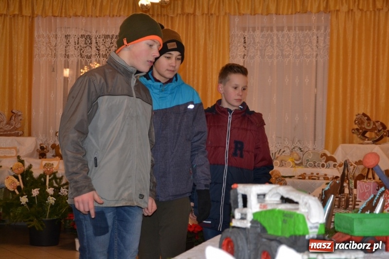 Zdjęcie w galerii na portalu naszraciborz.pl: Grzaniec, ognisko, pierniki i fajerwerki. Tworków gotowy na Boże Narodzenie  wiadomości z regionu