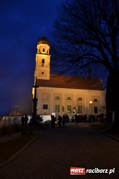Zdjęcie w galerii na portalu naszraciborz.pl: Grzaniec, ognisko, pierniki i fajerwerki. Tworków gotowy na Boże Narodzenie  wiadomości z regionu