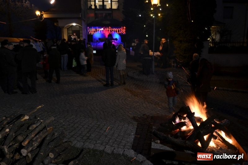 Zdjęcie w galerii na portalu naszraciborz.pl: Grzaniec, ognisko, pierniki i fajerwerki. Tworków gotowy na Boże Narodzenie  wiadomości z regionu