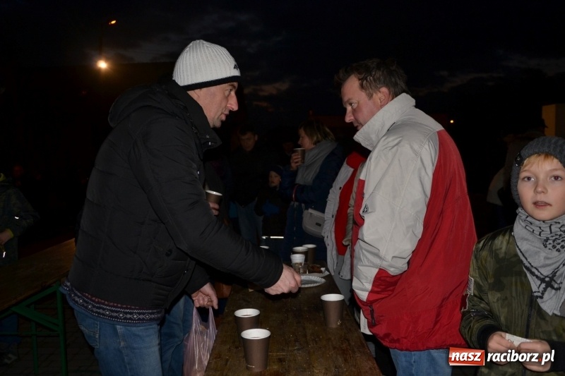 Zdjęcie w galerii na portalu naszraciborz.pl: Grzaniec, ognisko, pierniki i fajerwerki. Tworków gotowy na Boże Narodzenie  wiadomości z regionu