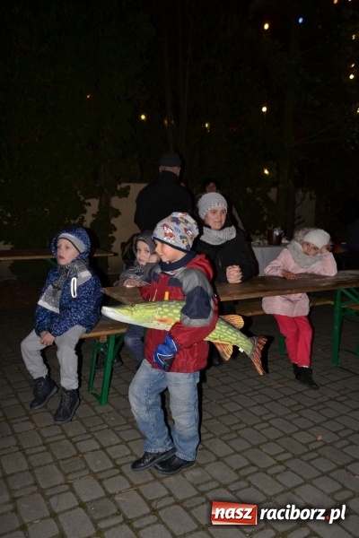 Zdjęcie w galerii na portalu naszraciborz.pl: Grzaniec, ognisko, pierniki i fajerwerki. Tworków gotowy na Boże Narodzenie  wiadomości z regionu