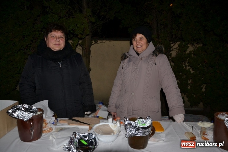 Zdjęcie w galerii na portalu naszraciborz.pl: Grzaniec, ognisko, pierniki i fajerwerki. Tworków gotowy na Boże Narodzenie  wiadomości z regionu