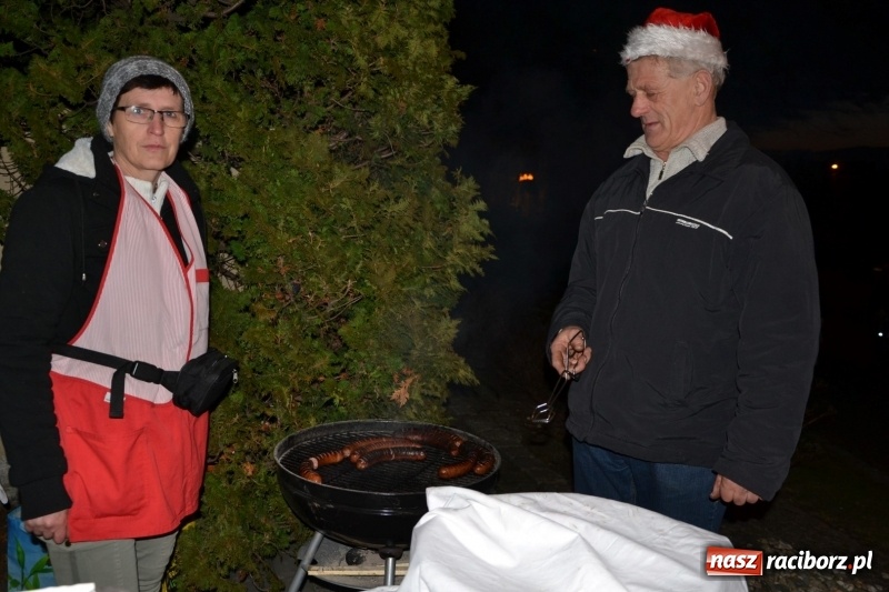 Zdjęcie w galerii na portalu naszraciborz.pl: Grzaniec, ognisko, pierniki i fajerwerki. Tworków gotowy na Boże Narodzenie  wiadomości z regionu