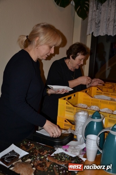 Zdjęcie w galerii na portalu naszraciborz.pl: Grzaniec, ognisko, pierniki i fajerwerki. Tworków gotowy na Boże Narodzenie  wiadomości z regionu