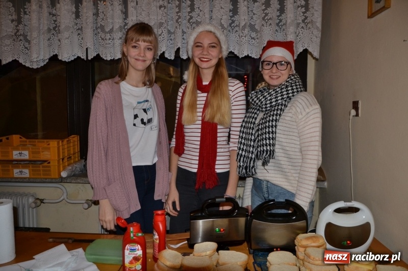 Zdjęcie w galerii na portalu naszraciborz.pl: Grzaniec, ognisko, pierniki i fajerwerki. Tworków gotowy na Boże Narodzenie  wiadomości z regionu