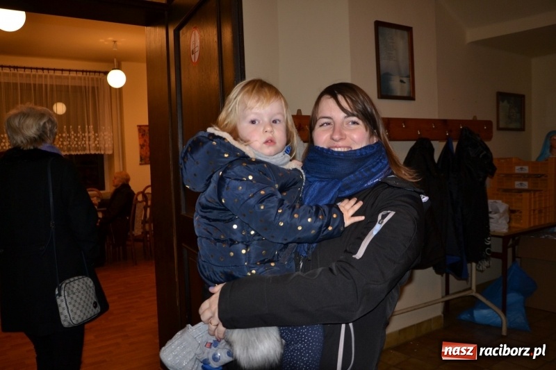 Zdjęcie w galerii na portalu naszraciborz.pl: Grzaniec, ognisko, pierniki i fajerwerki. Tworków gotowy na Boże Narodzenie  wiadomości z regionu