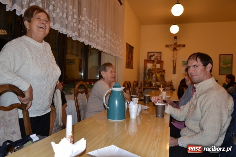 Zdjęcie w galerii na portalu naszraciborz.pl: Grzaniec, ognisko, pierniki i fajerwerki. Tworków gotowy na Boże Narodzenie  wiadomości z regionu