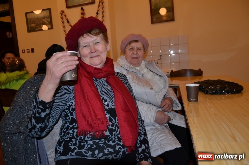 Zdjęcie w galerii na portalu naszraciborz.pl: Grzaniec, ognisko, pierniki i fajerwerki. Tworków gotowy na Boże Narodzenie  wiadomości z regionu