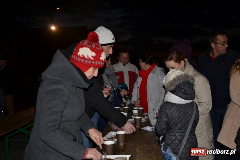 Zdjęcie w galerii na portalu naszraciborz.pl: Grzaniec, ognisko, pierniki i fajerwerki. Tworków gotowy na Boże Narodzenie  wiadomości z regionu