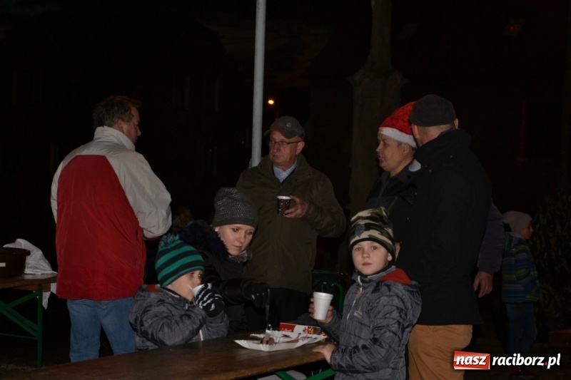 Zdjęcie w galerii na portalu naszraciborz.pl: Grzaniec, ognisko, pierniki i fajerwerki. Tworków gotowy na Boże Narodzenie  wiadomości z regionu