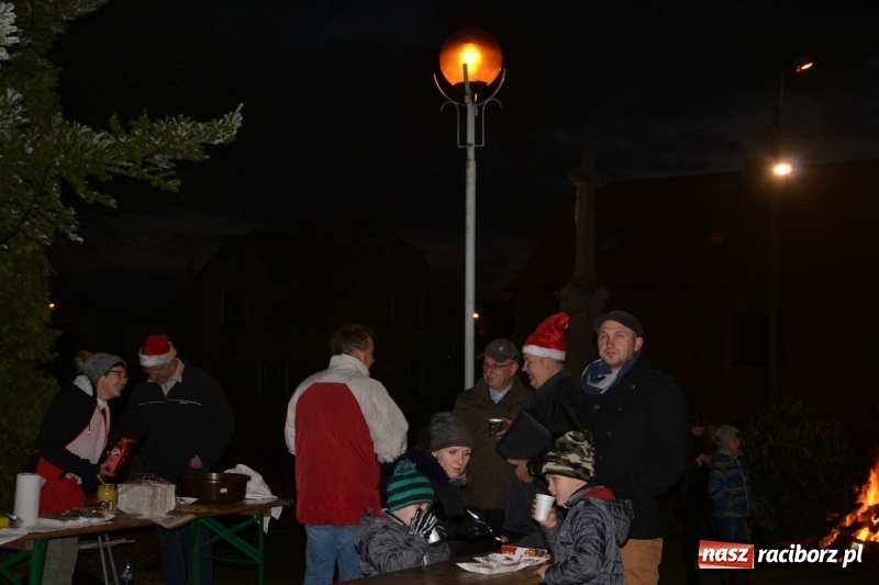 Zdjęcie w galerii na portalu naszraciborz.pl: Grzaniec, ognisko, pierniki i fajerwerki. Tworków gotowy na Boże Narodzenie  wiadomości z regionu