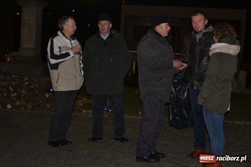 Zdjęcie w galerii na portalu naszraciborz.pl: Grzaniec, ognisko, pierniki i fajerwerki. Tworków gotowy na Boże Narodzenie  wiadomości z regionu