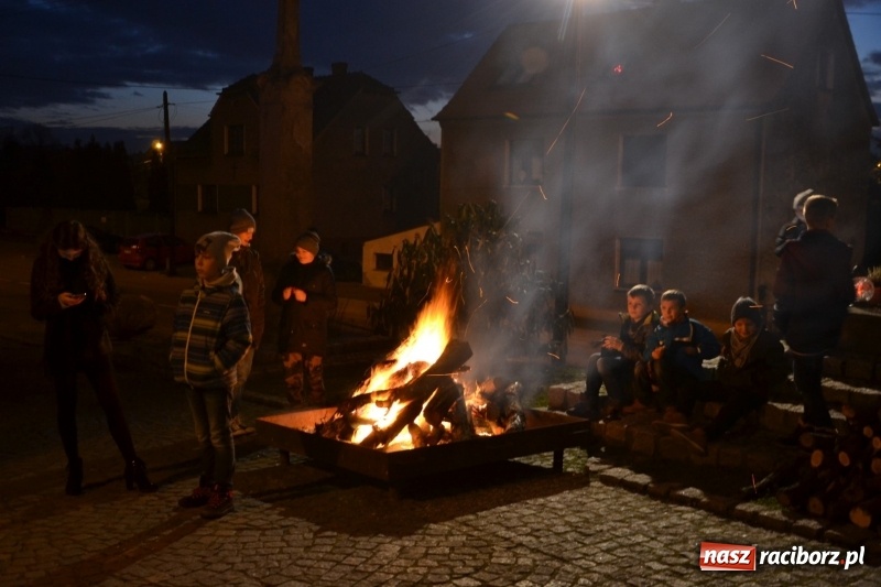 Zdjęcie w galerii na portalu naszraciborz.pl: Grzaniec, ognisko, pierniki i fajerwerki. Tworków gotowy na Boże Narodzenie  wiadomości z regionu