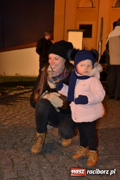 Zdjęcie w galerii na portalu naszraciborz.pl: Grzaniec, ognisko, pierniki i fajerwerki. Tworków gotowy na Boże Narodzenie  wiadomości z regionu