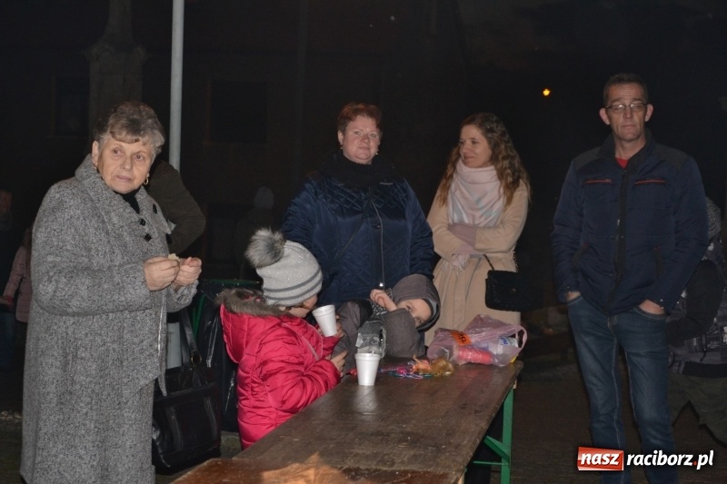 Zdjęcie w galerii na portalu naszraciborz.pl: Grzaniec, ognisko, pierniki i fajerwerki. Tworków gotowy na Boże Narodzenie  wiadomości z regionu