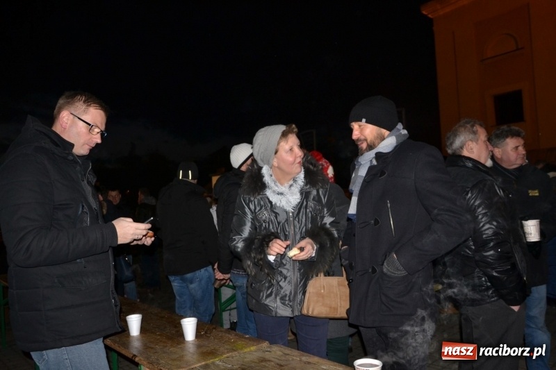 Zdjęcie w galerii na portalu naszraciborz.pl: Grzaniec, ognisko, pierniki i fajerwerki. Tworków gotowy na Boże Narodzenie  wiadomości z regionu