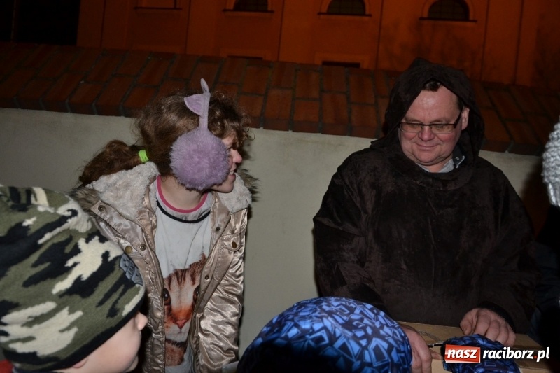 Zdjęcie w galerii na portalu naszraciborz.pl: Grzaniec, ognisko, pierniki i fajerwerki. Tworków gotowy na Boże Narodzenie  wiadomości z regionu