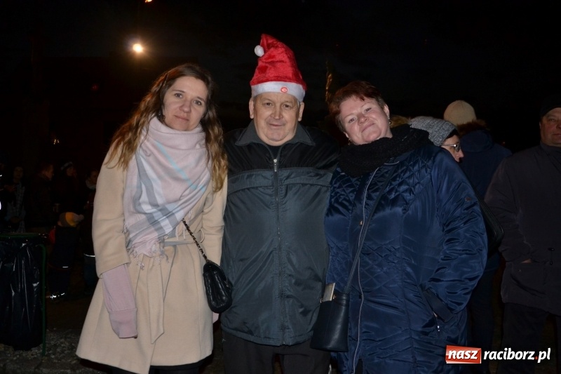 Zdjęcie w galerii na portalu naszraciborz.pl: Grzaniec, ognisko, pierniki i fajerwerki. Tworków gotowy na Boże Narodzenie  wiadomości z regionu